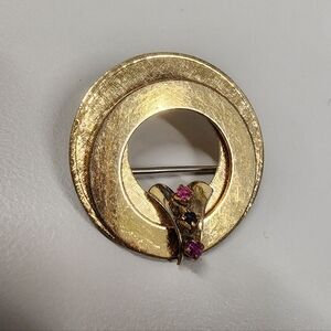 Vintage Winard Gold Textured Circle Wreath Brooch Pink Rhinestone 12K G.F.